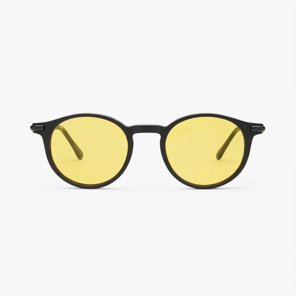 Gafas de luz azul amarillas Luminia Gold para emprendedores trabajando frente al ordenador.