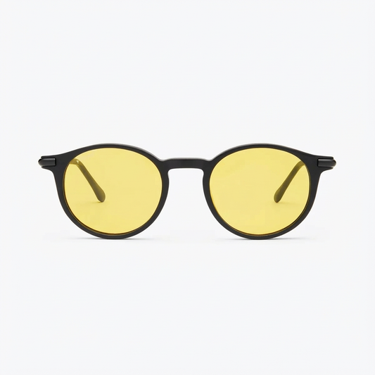 Gafas de luz azul amarillas Luminia Gold para emprendedores trabajando frente al ordenador.